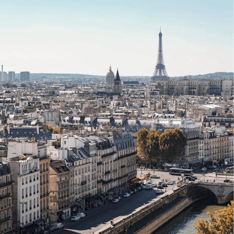 Explore this district of Paris, including the Place de la Concorde 