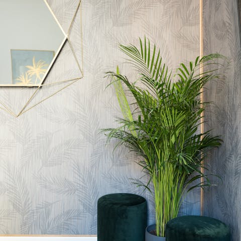 Wallpaper mirroring the plants