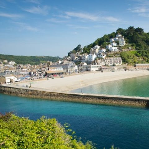 The famous Banjo Pier and the shores nearby are just a four-minute walk away