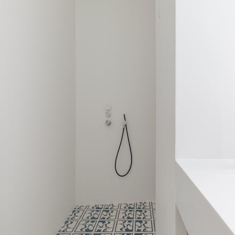 The minimalist shower