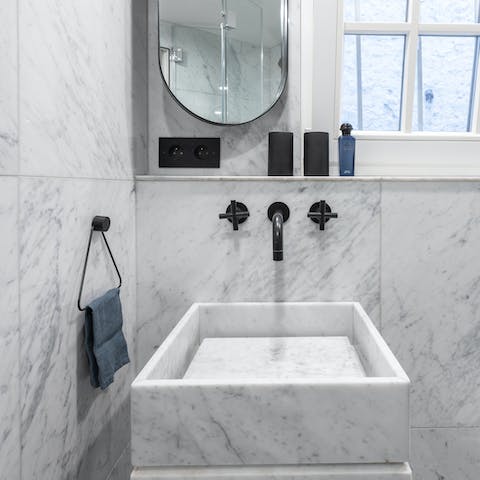 Grey marble and stylish black fixtures