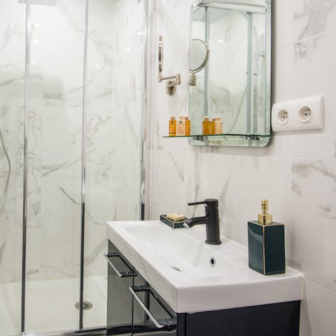 Spotless bathroom in marble effect
