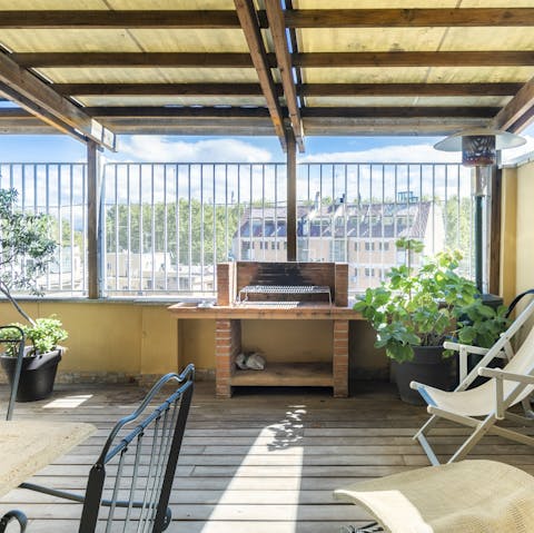Sunbathe on the terrace before cooking on the barbecue