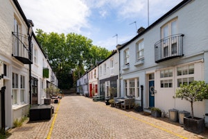 Cobblestones in Chelsea image 8