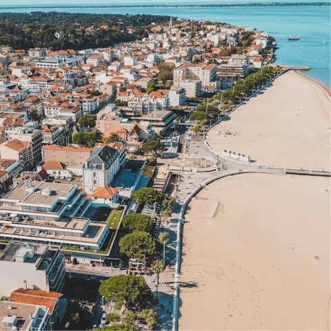 Discover the wonderful local restaurants and markets of Arcachon, and stroll down the Thiers Pier to the sea