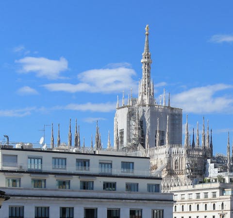 Admire the fantastic views of the Duomo's spires from the living room and bedroom windows