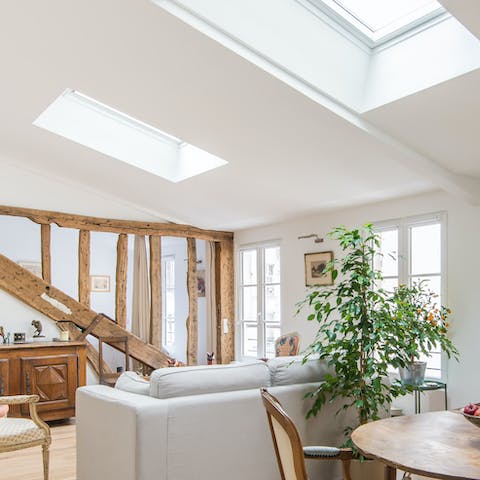 Relax in an airy and breathable living space filled with plenty of sunlight