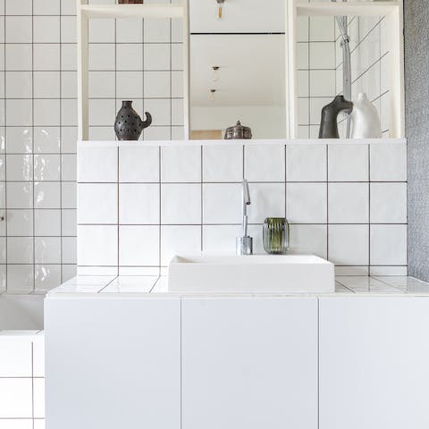 A minimalist modern bathoom