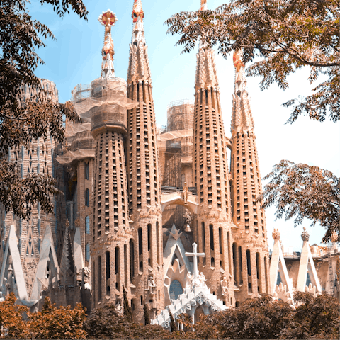 Stroll seven minutes to La Sagrada Familia 