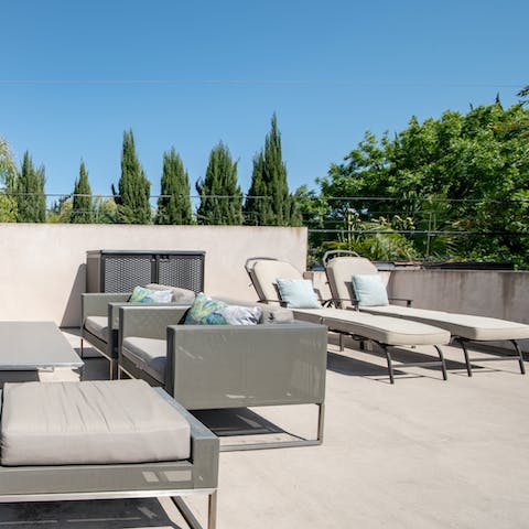 Soak up those perfect Californian rays from the plush sunloungers of the rooftop terrace