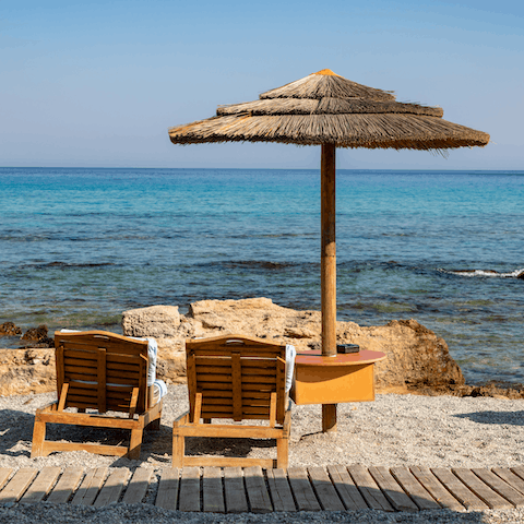 Stay in Rhodes, a three-minute drive from the be]ach