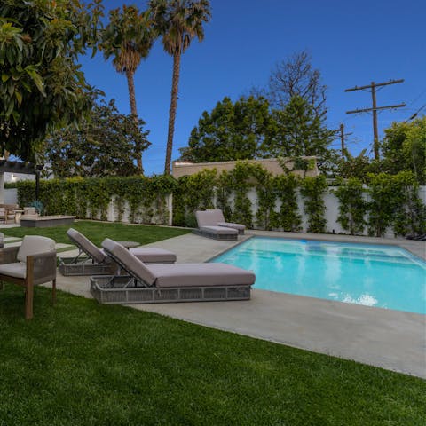 Flit between the swimming pool and the adjoining spa on warm afternoons