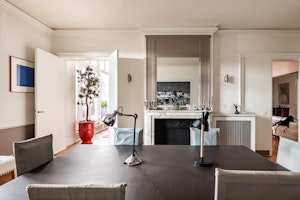 Sleek & Chic image 14