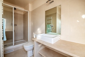 Sleek & Chic image 9