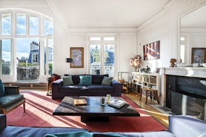 Sleek & Chic image 8