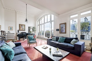 Sleek & Chic image 1