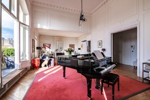 Sleek & Chic image 6
