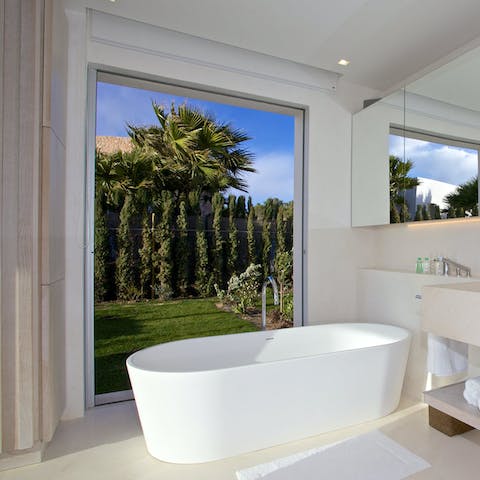 Take a bath with a picture-perfect backdrop