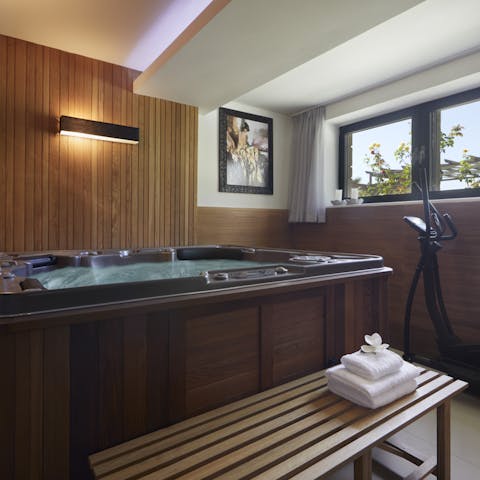Feel yourself unwind in the hot tub and sauna at the end of a long day of exploring