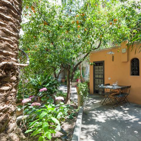 Unwind in the shade of the fruit trees in the garden