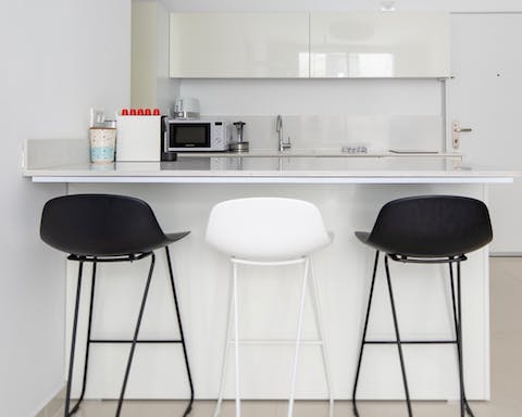 The black and white breakfast bar
