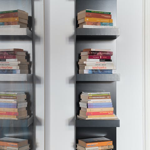 A minimalist bookshelf in the living room 