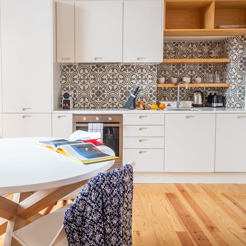 Enjoy a real Lisbon stay with classic mosiac tiles in the kitchen and bathroom