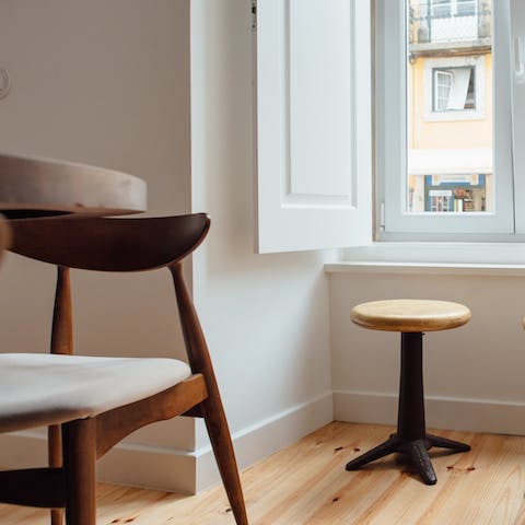 A minimalist stool for people-watching 