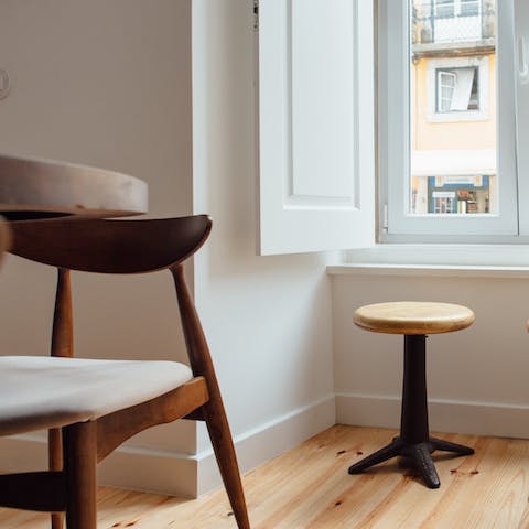 A minimalist stool for people-watching