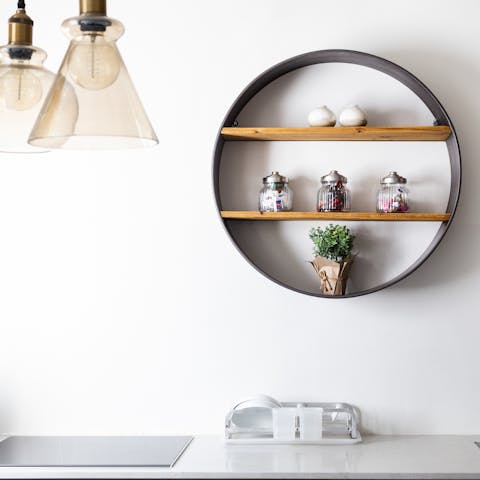 The industrial-style round shelf