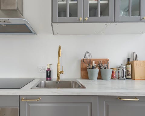 The striking gold details in the kitchen