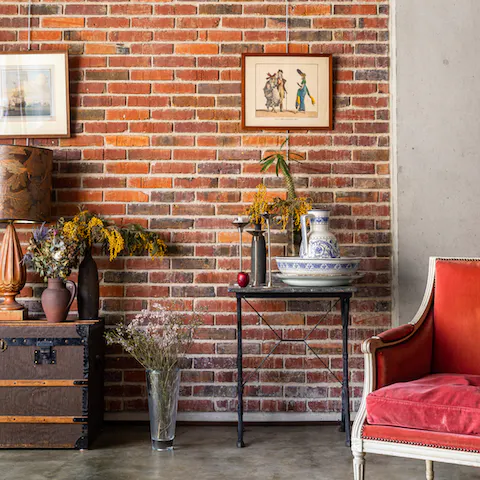 Exposed bricks for a touch of industrial chic
