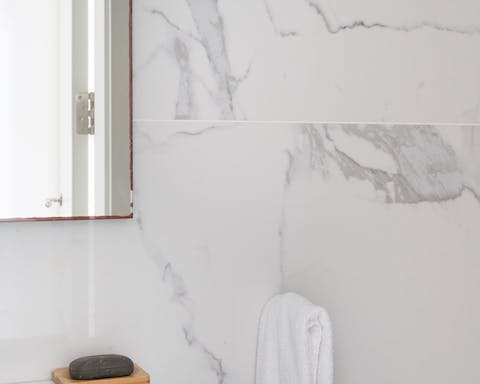 Marble-like bathroom cladding