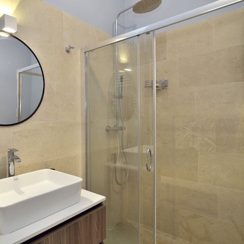 Get ready for a night out in Noto in the modern bathroom