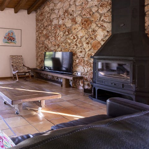 Enjoy cosy movie nights by the warmth of the fire 