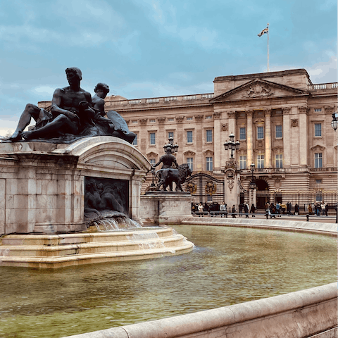 Grab a coffee and stroll twelve minutes to check out Buckingham Palace