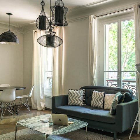 Airy living space overlooking Boulevard Henri IV
