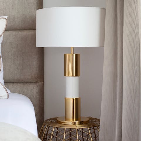 This elegant lamp
