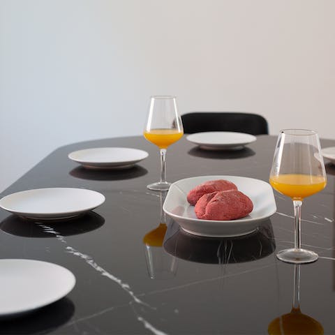 Enjoy a meal all together around the roomy and refined marble dining table