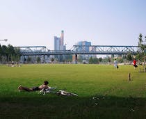Go for a walk in Gleisdreieck Park
