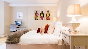The Queen of Mayfair image 10