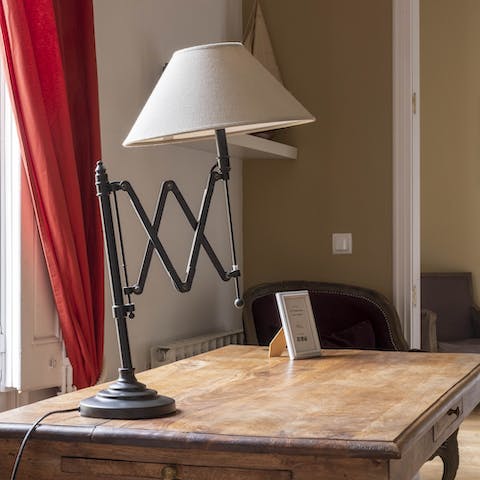 The elegant extendable table lamp