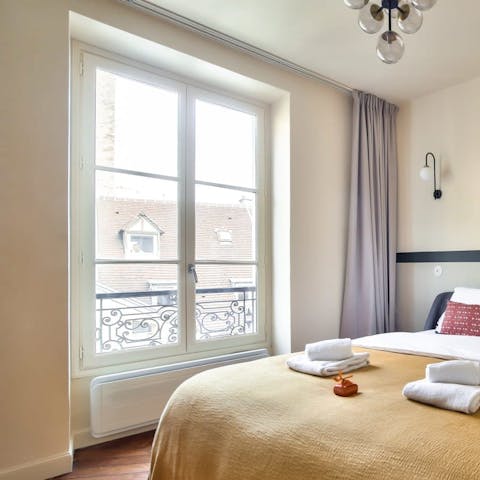 Open up the French windows in the bedroom and peer over the balconette