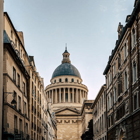 Stroll to the striking building of the Panthéon in just seven minutes