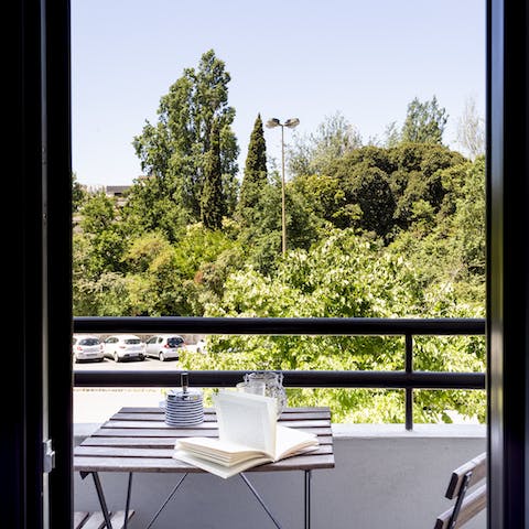 Enjoy the views of the Gulbenkian Foundation Gardens from the balcony