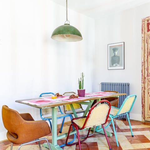 Dine together en famille in the bright, cheerful apartment