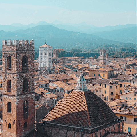 Explore the majestic city of Lucca – just fifteen-minutes away