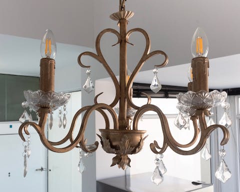 This vintage-style chandelier
