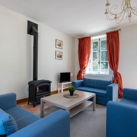 Relax in the living room for cosy evenings at home, with the gas burning fireplace setting the ambience