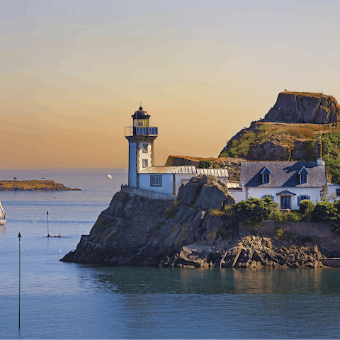 Explore this idyllic part of Brittany with ease – you're just 3km from Carantec and its beaches, galleries, bars, restaurants, and more